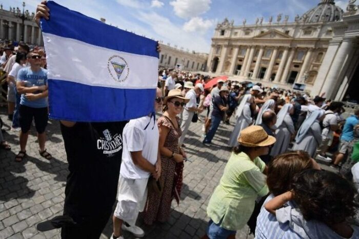 "Pancho Lucifer o Paco Pistolas", la prensa nicaragüense contra el Papa