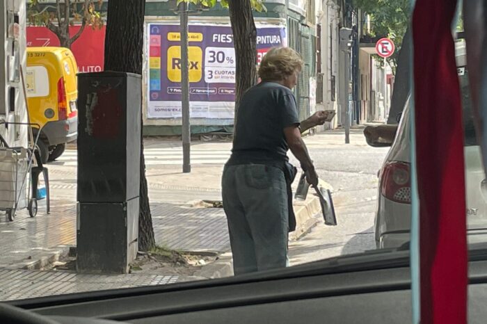 Indignante: una jubilada se hizo viral en Twitter por limpiar vidrios en un semáforo