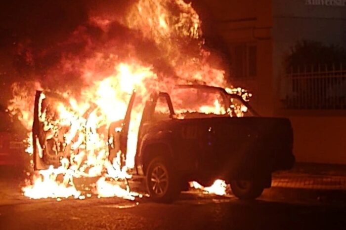 Rosario: arrojaron una bomba molotov contra una comisaría e incendiaron un patrullero