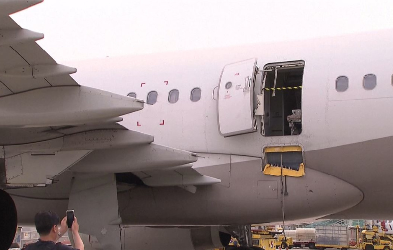 En pleno vuelo, un pasajero abrió la puerta de emergencia: hay 12 heridos