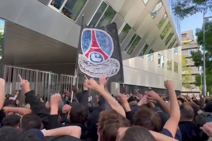 Los ultras del PSG insultaron a Messi en un banderazo