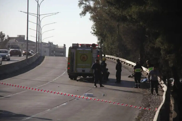 Un joven motociclista murió en la Costanera