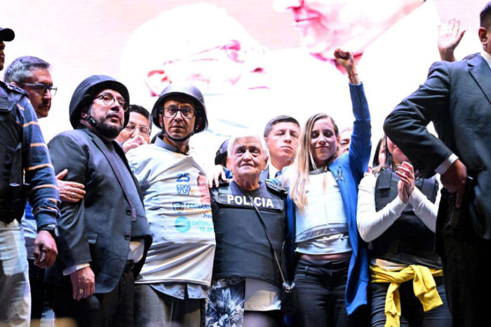 La campaña electoral de Ecuador cerró con chalecos antibala y cascos