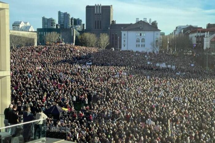Islandia vivió una protesta protagonizada por mujeres