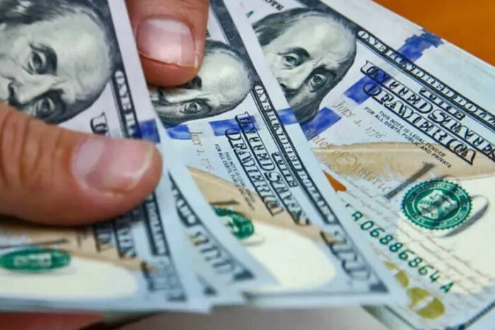 El dólar llegó a los $900 pero bajó: a cuánto cotizó